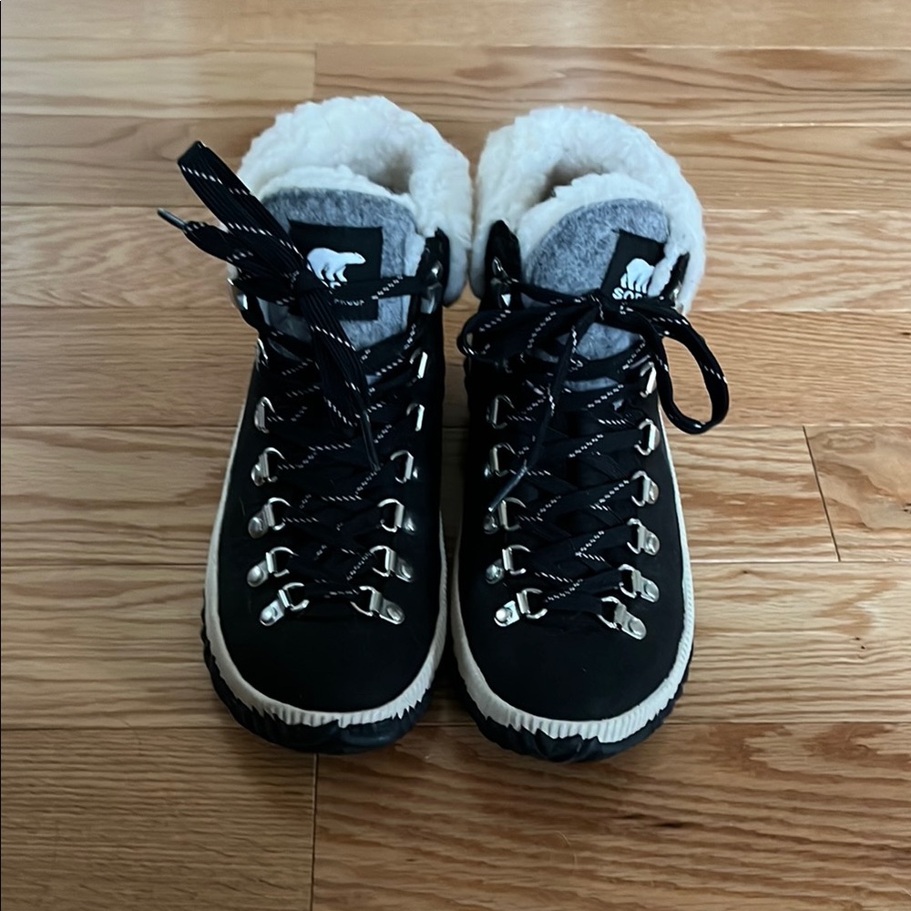 Sorel Black Boots with Fluffy Lining and High-Top Design